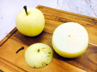 2、烤箱版 烤冰糖枸杞皇冠梨,将梨的顶端切下来，把梨把剪下去。