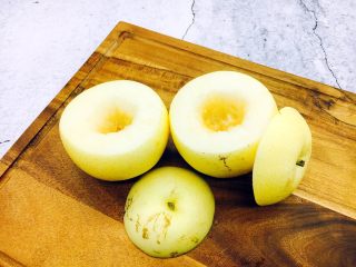 3、烤箱版 烤冰糖枸杞皇冠梨,用小刀把梨的核挖去。