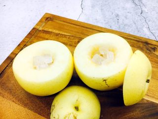 4、烤箱版 烤冰糖枸杞皇冠梨,放入4～5块的冰糖。