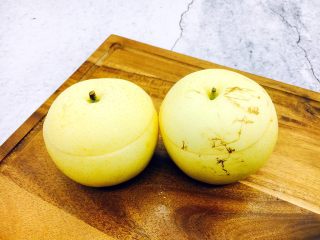 5、烤箱版 烤冰糖枸杞皇冠梨,盖上梨的盖子。