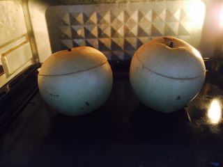 6、烤箱版 烤冰糖枸杞皇冠梨,把梨放在烤盘上，置入烤箱里的中层。