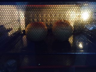 7、烤箱版 烤冰糖枸杞皇冠梨,烤箱温度上下火设置160度，时间为1个半小时。