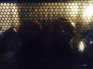 8、烤箱版 烤冰糖枸杞皇冠梨,这是烤了半个小时后，梨的颜色变深，梨肉仍然很硬。