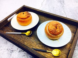 9、烤箱版 烤冰糖枸杞皇冠梨,把烤梨取出来。