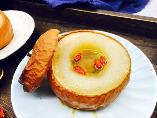 11、烤箱版 烤冰糖枸杞皇冠梨,放入枸杞。