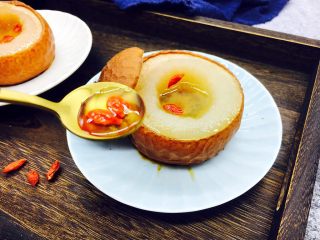 12、烤箱版 烤冰糖枸杞皇冠梨,因为梨汁是热的，枸杞放入后变得软软的。