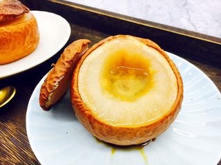 10、烤箱版 烤冰糖枸杞皇冠梨,打开梨盖，梨汁咕嘟咕嘟直冒泡，香味扑鼻。