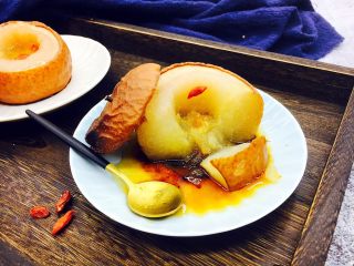 13、烤箱版 烤冰糖枸杞皇冠梨,用小勺轻轻一戳梨肉，绵软香甜，梨的底部渗出焦糖色梨汁，淡淡的焦糖的味道令人很有食欲。