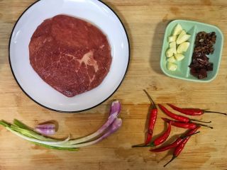 1、超满足便当（19）,麻辣牛肉备料