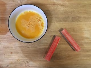 2、超满足便当（19）,蟹棒鸡蛋备料 鸡蛋加盐打散