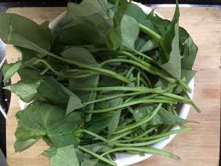 3、超满足便当（19）,番薯叶洗净 摘取老的杆