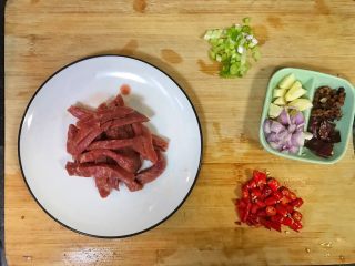 4、超满足便当（19）,牛排切成牛柳 蒜瓣拍了之后切大块 葱切成葱段 指天椒切段