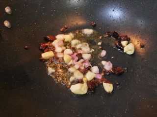 10、超满足便当（19）,加入蒜 和葱段煸炒