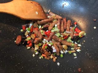 14、超满足便当（19）,炒匀孜然粉后关火 加入葱花翻炒