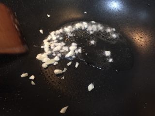 21、超满足便当（19）,加入蒜末煸炒出香味