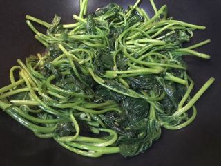 23、超满足便当（19）,翻炒 出锅前 加盐和鸡精炒匀 即可出锅