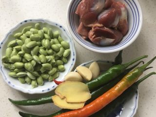1、青豆鸡胗,准备食材。
