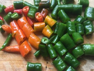 3、青豆鸡胗,线椒切小段。