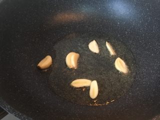 6、青豆鸡胗,热锅热油放入蒜片爆香。