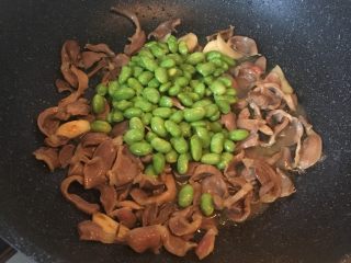 8、青豆鸡胗,加入黄酒、糖和盐翻炒均匀，再放入青豆。