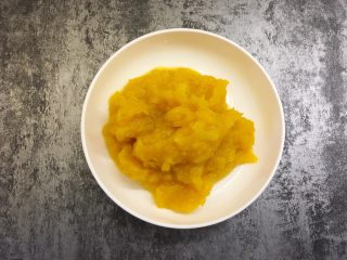 4、蔓越莓南瓜发糕,蒸熟后要成泥