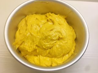 11、蔓越莓南瓜发糕,放入模具中，用刮刀表明刮平