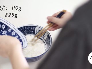 1、家庭版煎饼果子,面粉110g+水225g(面粉的吸水性不同加水的量适当增减)面糊混合成酸奶状