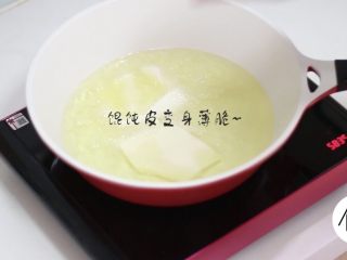 2、家庭版煎饼果子,油温至160°将馄饨皮下锅炸(没有也可以不放)