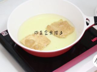 3、家庭版煎饼果子,至金黄捞出(没有也可以不放)