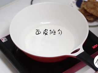 4、家庭版煎饼果子,面糊舀一勺到不粘锅里摊匀