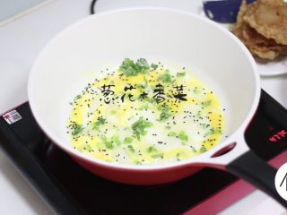 7、家庭版煎饼果子,撒入葱花香菜芝麻