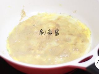 8、家庭版煎饼果子,翻面后均匀抹上芝麻酱