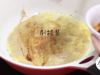 9、家庭版煎饼果子,蒜蓉辣酱加少量水调好后按照自己的口味抹在煎饼上