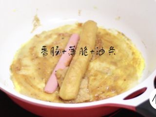 10、家庭版煎饼果子,加入油条香肠和薄脆