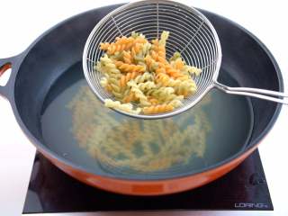 2、地中海意大利面沙拉,捞出煮好的意大利面，拌入少许橄榄油待用