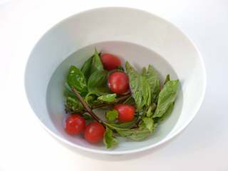 3、地中海意大利面沙拉,罗勒叶、樱桃番茄用水浸泡并清洗干净