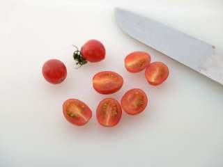 4、地中海意大利面沙拉,樱桃番茄从中间切开待用