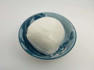 5、地中海意大利面沙拉,取出泡在液体中的马苏里拉奶酪，用清水冲洗一下