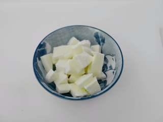 6、地中海意大利面沙拉,用刀将马苏里拉奶酪切成小块