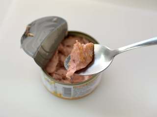 7、地中海意大利面沙拉,打开金枪鱼罐头取出鱼肉