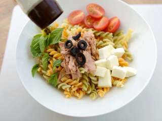 8、地中海意大利面沙拉,将所有食材摆入碗中，撒上黑橄榄、海盐和黑胡椒，淋入油醋汁即可