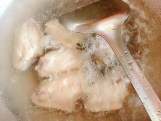 3、卤茶叶蛋-家庭版,鸡翅焯水两分钟捞出备用。(家里刚好有剩的鸡翅就顺便拿来做了，可不放这个。)