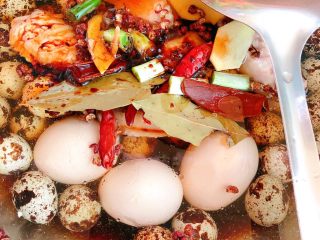 4、卤茶叶蛋-家庭版,往锅里重新注入水和蛋，烧开。放入所有备好的调料，忘了拍照了。材料可以先备在碗里，生抽那些在碗里搅拌一下，然后依次倒入锅里煮。