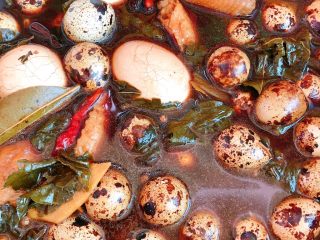 5、卤茶叶蛋-家庭版,大火煮几分钟转中小火煮半个小时，就差不多了。