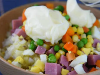 3、深夜食堂大叔的做法，真的超好吃,放入适量的色拉拌匀。