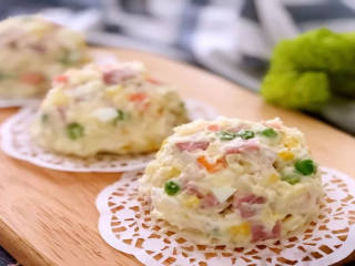 4、深夜食堂大叔的做法，真的超好吃,营养丰富的土豆泥色拉做好了，一起来开吃吧！