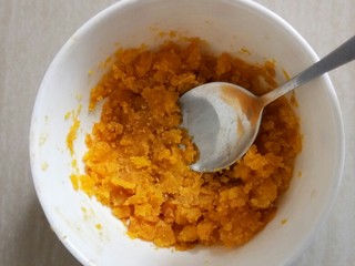 4、咸蛋黄焗南瓜,烤好的蛋黄用勺子碾碎备用。