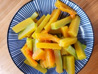 6、咸蛋黄焗南瓜,捞出来把水倒掉。