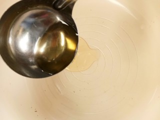 7、咸蛋黄焗南瓜,热锅放油。