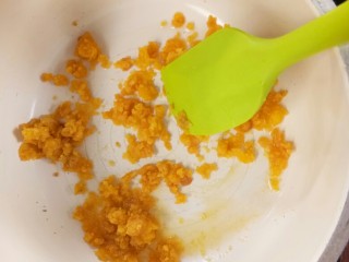 8、咸蛋黄焗南瓜,倒入咸蛋黄碎末。